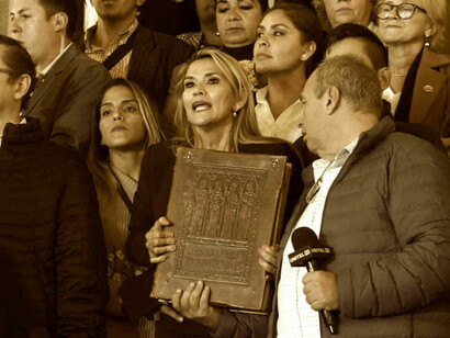 Aunque en esta foto no se ve, muy cerca de la nueva presidenta se encontraba el nuevo hombre fuerte de Bolivia: Luis Fernando «Macho» Camacho