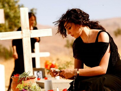 Una viuda acude a la tumba de su marido