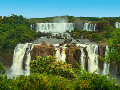 Las cataratas del Iguazú, emblema natural de la región, se alzan en la zona de la Triple Frontera, un espacio donde la belleza geográfica convive con dinámicas complejas de tránsito, comercio y control estatal limitado