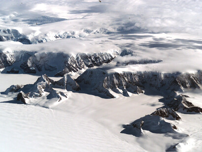 La barrera de hielo Larsen C es una extensa plataforma de hielo localizada a lo largo de la costa oriental de la península Antártica