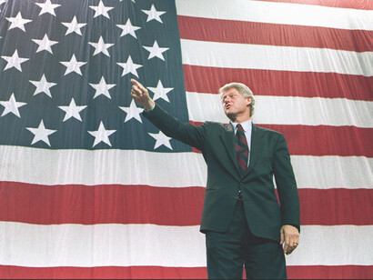 Bill Clinton es un político estadounidense que se desempeñó como el 42.º presidente de los Estados Unidos