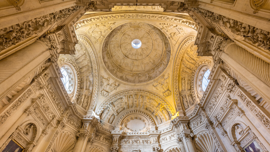 Es costumbre de los sevillanos visitar el templo del divino Salvador antes de acudir a la Catedral, ya que históricamente el Salvador ha sido considerado una de las iglesias más importantes de la ciudad después del principal templo metropolitano. Sacristía Mayor de la Catedral de Sevilla, España