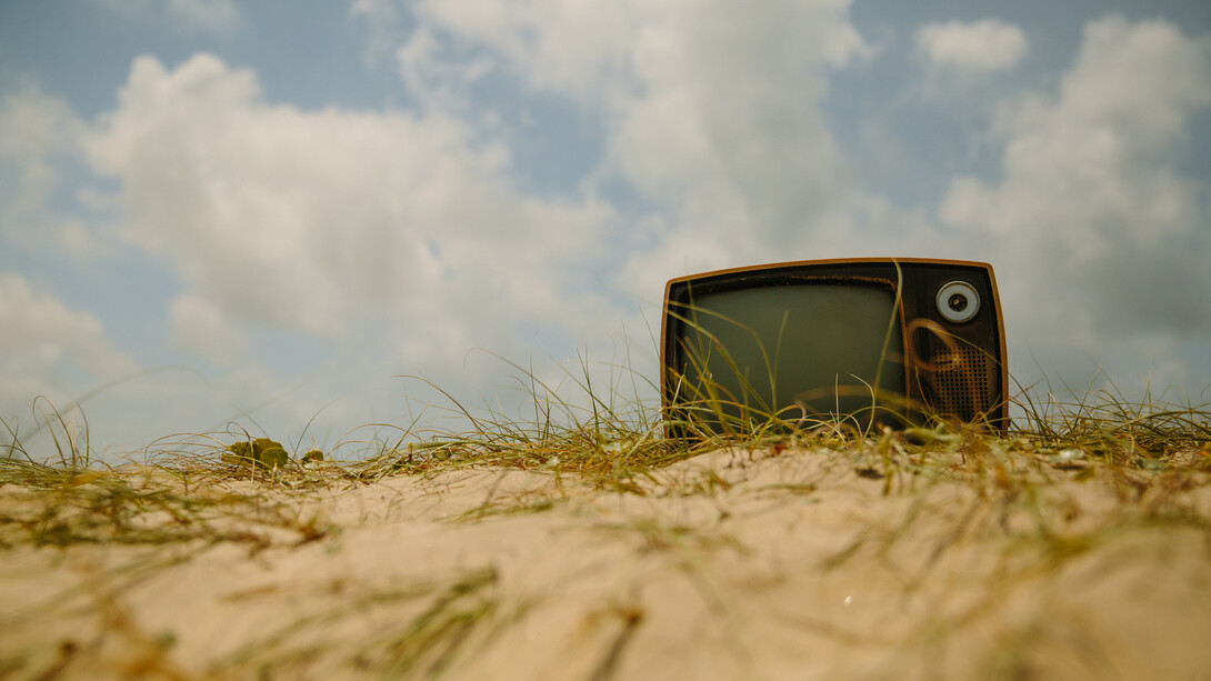 O deserto cresce ao redor da televisão