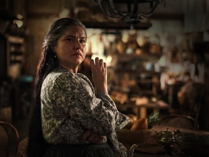 La novela refleja temas como la independencia política, el respeto al laicismo, y las tensiones entre liberales y conservadores, que también son destacados en la adaptación