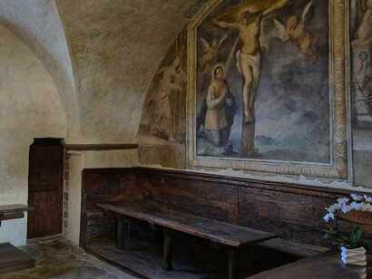 Refettorio, alla parete affresco della cerchia del Sermei con Santa Chiara benedice i pani alla presenza di Gregorio IX, imprimendovi il segno della croce, foto Federica Antenozio
