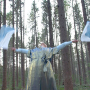 Jean Brennan, Performing vowels in the note of blue, film still from performance. Courtesy of the artist and Melhop Gallery °7077