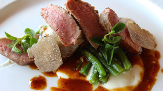 Trancio di sottofiletto grigliato in cottura rosa, emulsione al miele e fagiolini, tartufo nero e animelle