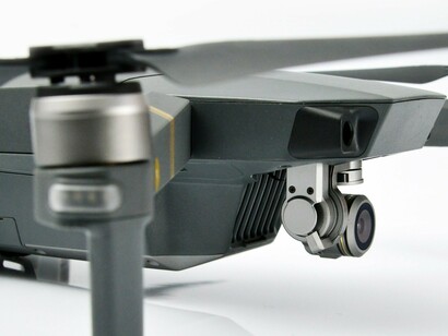 Drone de monitoramento. A IA oferece muitos benefícios, mas apresenta riscos complexos e significativos para a ética e a sociedade sem aplicações responsáveis. Os sistemas de IA assumem papéis de tomada de decisão mais autônomos, correndo o risco de viés algorítmico, falta de transparência, privacidade e segurança de dados e deslocamento de empregos



