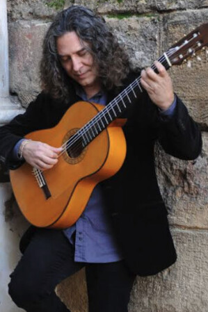 Tomatito es el nombre artístico de José Fernández Torres, nació en Almería el 20 de agosto de 1958, en el barrio de Pescadería. Guitarrista flamenco romaní