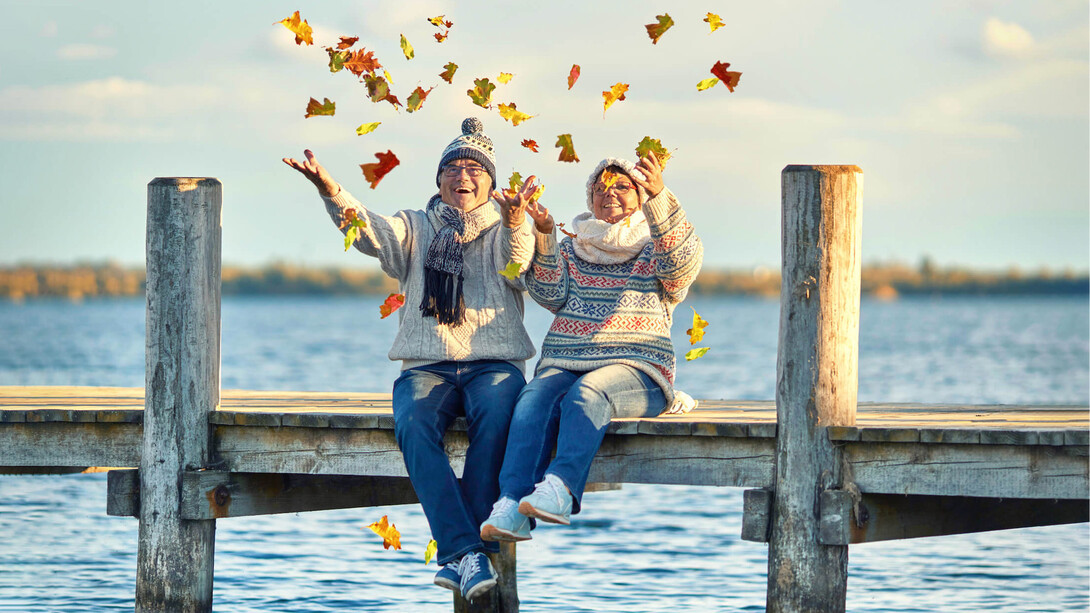 Coppia di anziani seduta su un pontile. In questa parte del mondo, in questa società, invecchiare, oggi, nel 2022, è un privilegio