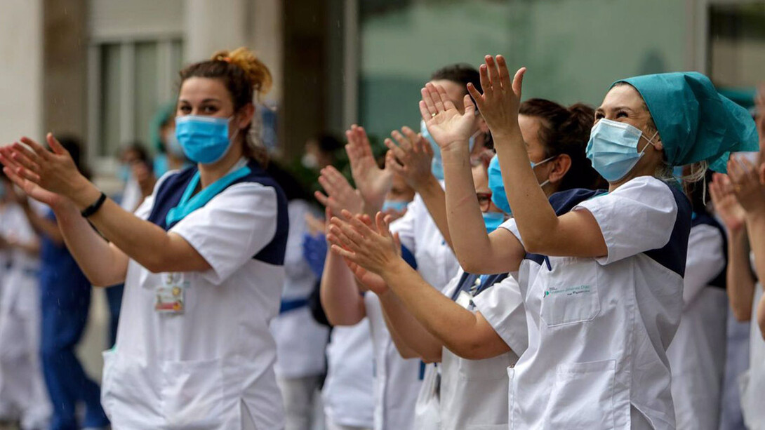 Personal sanitario en Madrid sale a la calle para agradecer los aplausos con los que la población los animó durante la crisis de la pandemia por COVID-19