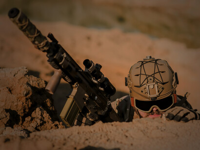 Soldado agazapado en una trinchera. La actualización de la concepción del mundo acorde a nuestros tiempos equivale a la formación de la sabiduría universal