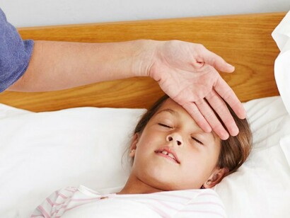 Un niño con fiebre
