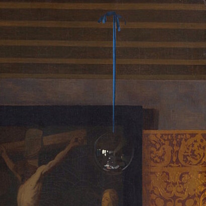 "Capit quod non capit".Eine Glas Kugel hängt und setzt einen besonderen Lichtakzent. Sie ist klein und fängt das unendliche Licht der kosmischen Welt