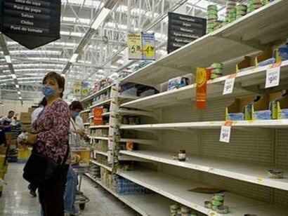 Venezolanos comprando lo poco que encuentran en los supermercados del país