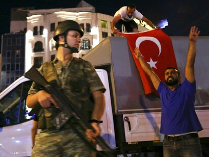 La población turca frente al ejército la noche del golpe de estado en Turquía