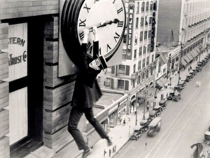 Safety Last (eu prefiro o elevador) com Harold Lloyd, Fred C. Newmeyer e Sam Taylor é uma obra-prima do cinema mudo e remonta a 1923.