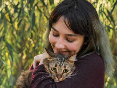 Se hacía notar: era joven y con algo de sobrepeso; la recuerdo ahora, emocionado, moviendo su corpachón con cierta dificultad mientras iba a cuidar las colonias