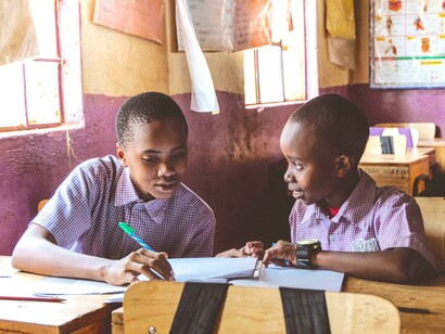 Alunos de escola privada estudam em sala de aula