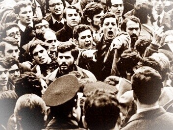 Roma, febbraio 1968, gli studenti fronteggiano le Forze dell’Ordine di fronte alla facoltà di Lettere e Filosofia dell'Università La Sapienza (Roma, Italia). Foto di Fausto Giaccone