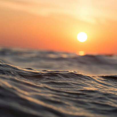 Mar.  Nascera nesse anfiteatro diante do oceano que os antigos tentaram imitar no Mediterrâneo em Taormina e afins