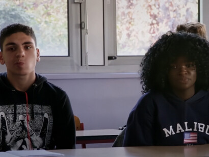 Dans le documentaire produite par  
Heliox Films, les étudiants discuttent avec le professeur dans la classe