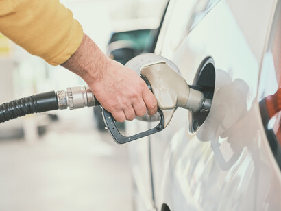 Hombre llena el tanque de gasolina de su automóvil