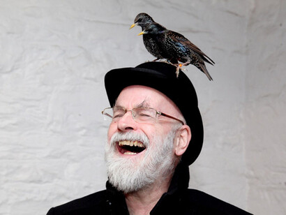 Terry Pratchett con pájaros en la cabeza
