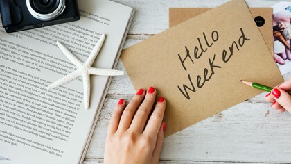 Composizione fotografica con scritta "Hello weekend": "Se il blues della domenica diventasse la tua melodia personale?"