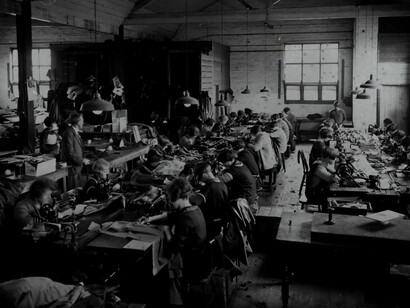 La razón primaria es el despilfarro y derroche de recursos naturales e industriales
