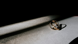 La idea romántica de que las parejas antiguas soportaban más en sus relaciones no siempre refleja amor, sino la presión social de cumplir con expectativas