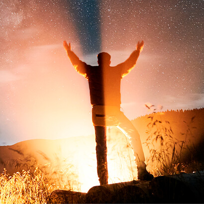 Homem aproveitando fogueira. Entender quem somos