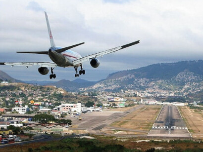 Hasta que cruzara el control de pasaportes, su identidad seguiría siendo la del obispo Adrianus de Utrecht. Aeropuerto Internacional Toncontín, Tegucigalpa, Honduras