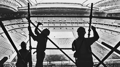 Trabajadores de la construcción en la obra de los estadios oficiales de Qatar 2022