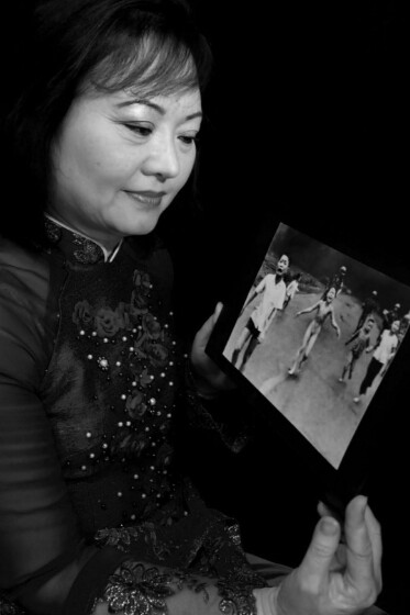 Kim Phuc, con la foto que la hizo famosa. Fuente: Wikipedia