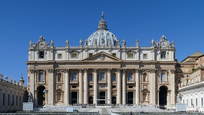 Basílica de São Padro, no Vaticano. Vemos uma alteração notória na comunicação da igreja durante o pontificado do Papa Francisco. Passou a usar mais as mídias sociais, a fazer documentários e participar de entrevistas. Algo que era muito incomum dos Papas Anteriores. Acredito que essa situação continuará com Leão XIV, mas é de forma muito mais discreta