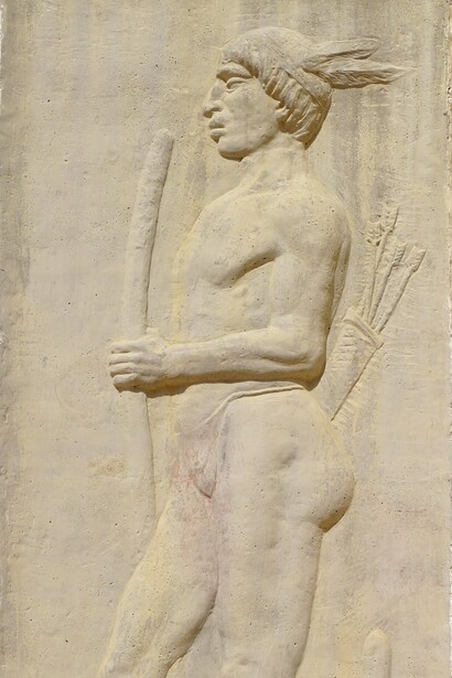 Representación a relieve de un hombre indígena, de la etnia Wayuu. Situado al lado derecho de la fachada en la Plaza Alonso de Ojeda, en Maracaibo, Venezuela