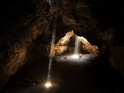 Caverna. Troppi vedono ombre come fosse la realtà e questo ci rimanda al mito della caverna di Platone 