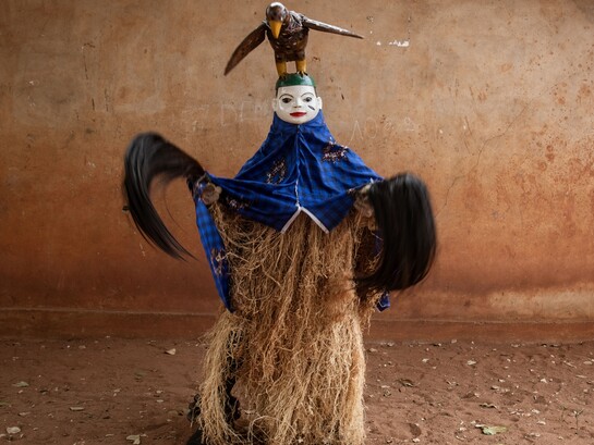 Le maschere Geledè, della tradizione Yoruba. Le maschere Geledè (Nigeria, Benin, Togo), celebrano il potere delle donne, in particolare delle madri anziane (Awon Iya Wa), custodi della vita e della saggezza. Foto di Carlo Bevilacqua