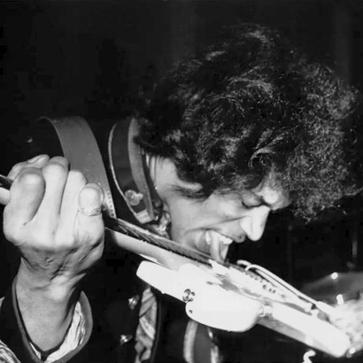 Jimi Hendrix tocando la guitarra con los dientes