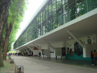 Inaugurado em 2004, o Museo Afro Brasil ocupa um edifício integrante do conjunto arquitetônico do parque projetado por Oscar Niemeyer na década de 1950