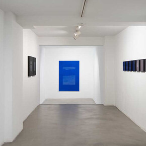 Varios artistas, With views to the garden (Con vistas al jardín), vista de exhibición. Cortesía de Sabrina Amrani  