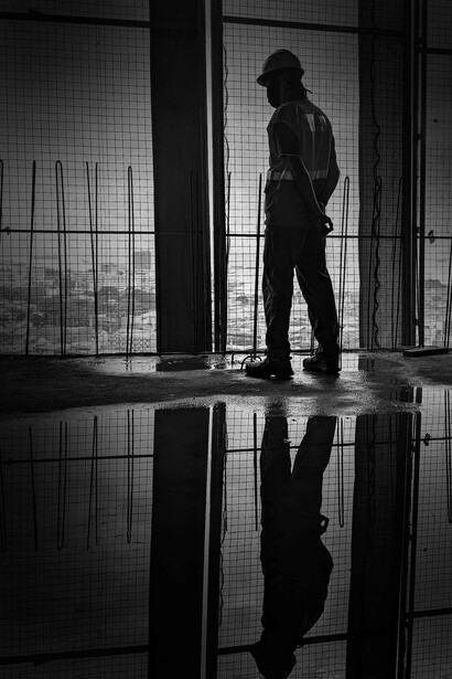 Lavorare in condizioni di sicurezza, operaio. Nel mese di febbraio sono state approvate nuove misure all’interno del decreto PNRR che punteranno ad aumentare i controlli nei settori lavorativi e ad evitare che si possa lavorare in situazioni poco sicure