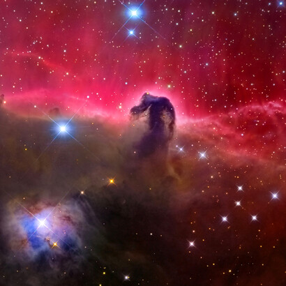 La nebulosa Cabeza de Caballo es visible por contraste, ya que aparece por delante de la nebulosa de emisión IC 434