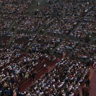 L’atmosfera era densa di attesa, mentre le luci si abbassavano lentamente