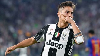 Dybala dopo il primo goal al Barcelona durante la sua classica celebrazione, la DybalaMask