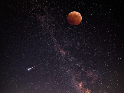 El brillo de su cola opacó la luz de todas las estrellas