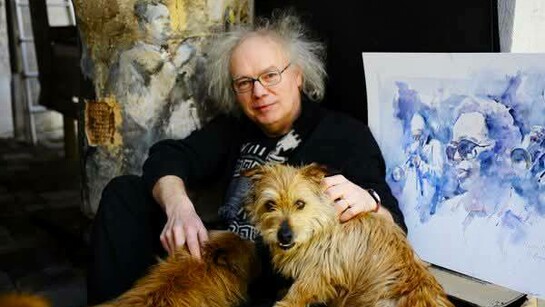 Roberto Andreoli tra i suoi acquerelli e i suoi animali domestici