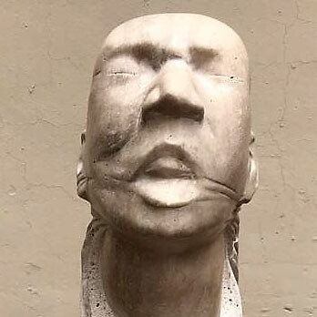 "El grito" (2017), de Edgar Zelaya. Talla directa en mármol expuesta en la Galería Nacional de Arte de Honduras