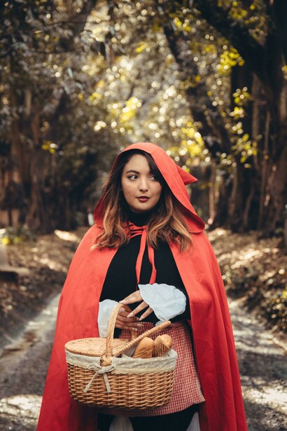 O Capuchinho Vermelho torna-se um thriller gótico medieval com um assassinato por um lobisomem que todos podem ser (Capuchinho Vermelho - A Conspiração, 2011) ou, por contraste, uma comédia com uma investigação policial humorística (Hoodwinked! - A História da Carochinha, 2005)

